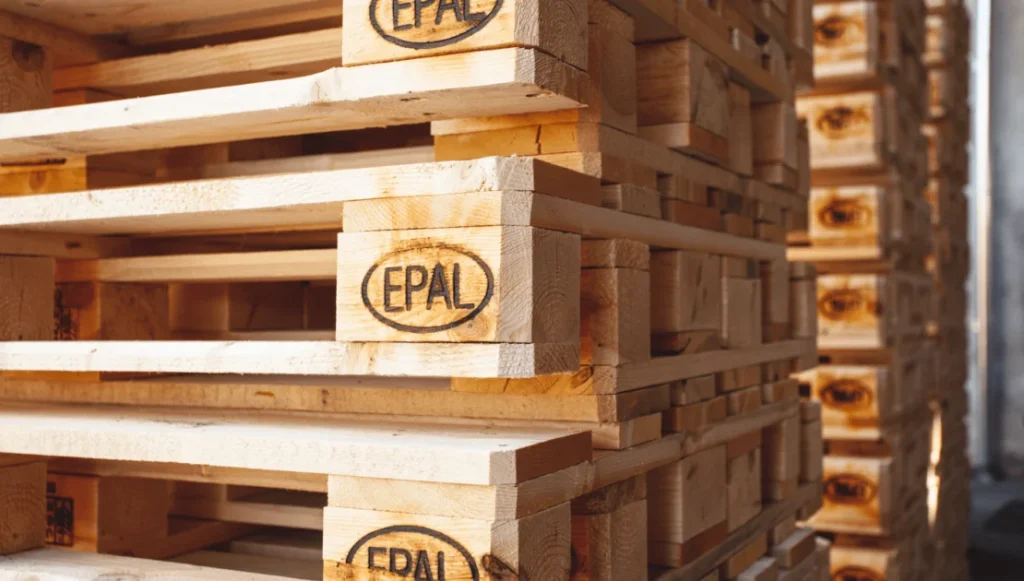 Pallet con materiali di imballaggio conformi alle direttive UE sui rifiuti