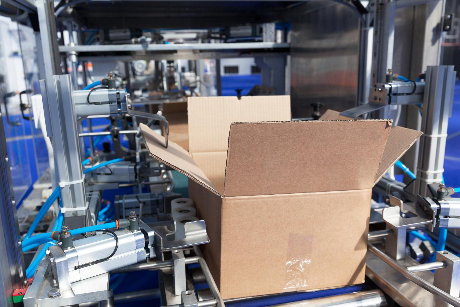 Engines for machines for packaging and sealing food and industrial products